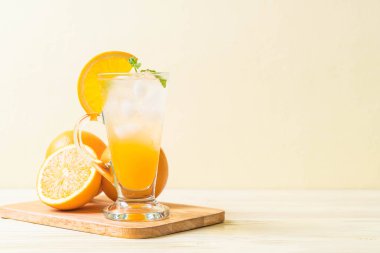 yanında da soda ahşap masa portakal suyu