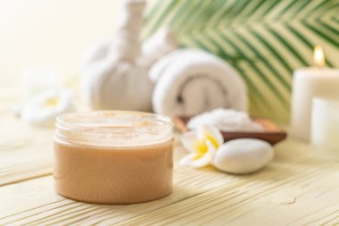 Ahşap zemin üzerine kurulmuş kaplıca tedavileri - Güzellik konsepti