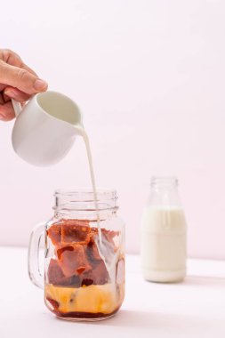 Tay çay buz küpü ile ahşap arka plan üzerinde süt