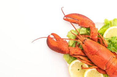Beyaz arka planda taze haşlanmış sebze ve limonlu ıstakoz.