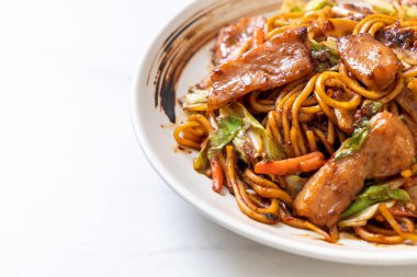 tavada kızartılmış yakisoba noodle pork - Asya gıda tarzı ile