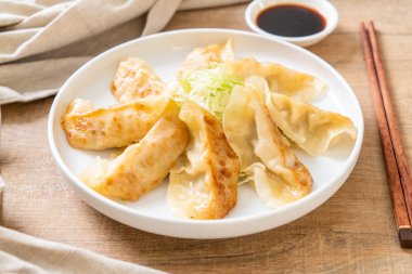 Japon gyoza 'sı ya da soya soslu hamur tatlısı.