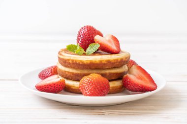 taze çilek ile sufle gözleme