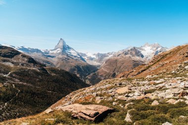 İsviçre, Zermatt 'taki Matterhorn zirvesi manzaralı güzel bir dağ manzarası..