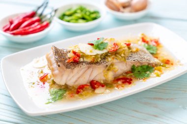 Kireç soyunma - orfoz balığı fileto Chili Lime Soslu buğulama Asya gıda tarzı