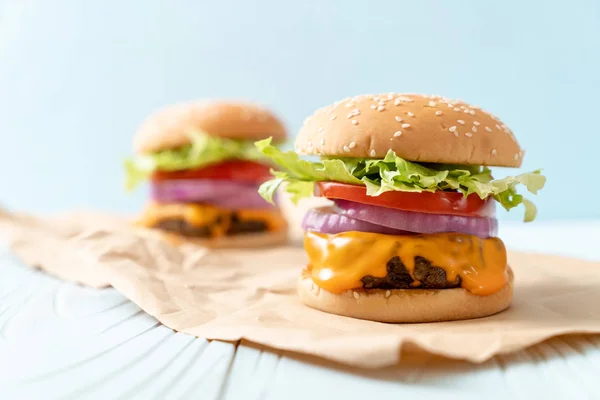 Hambúrguer Carne Fresca Saborosa Com Queijo Batatas Fritas Fundo Madeira — Fotografia de Stock