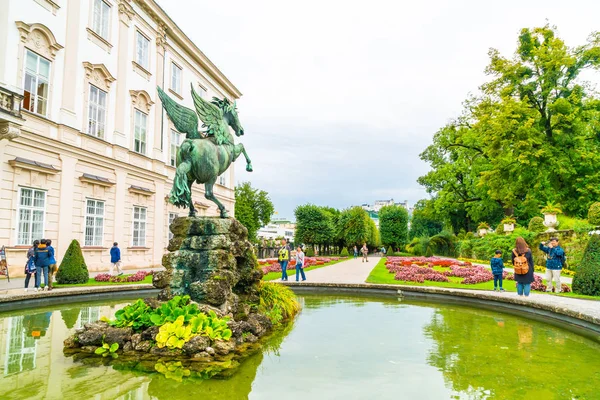Salisburgo Austria Agosto 2018 Turisti Giro Mirabell Palace Gardens — Foto Stock