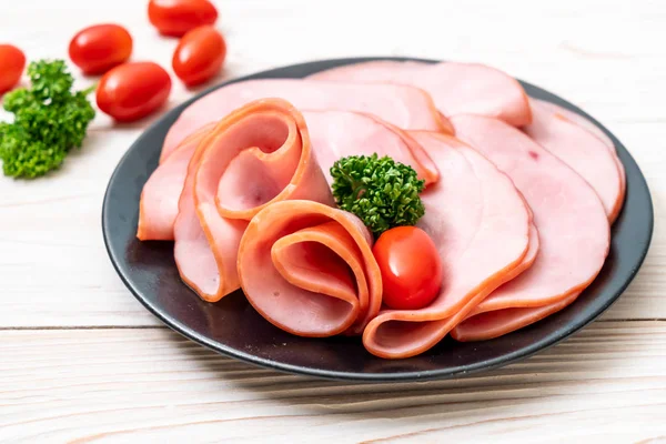 tabağa dilimlenmiş jambon füme