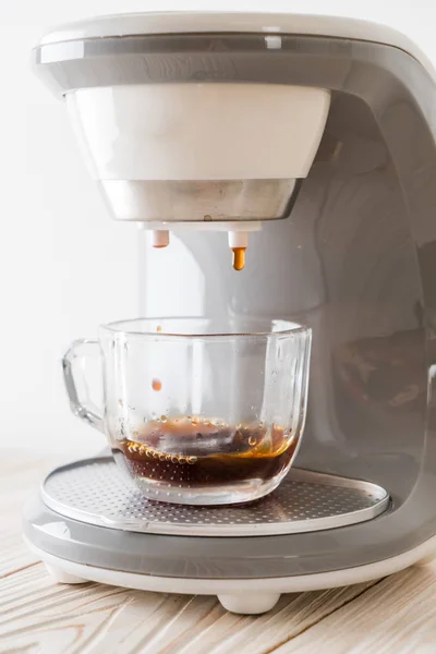 Kaffebryggare Maskin Att Göra Kaffe Trä Bakgrund — Stockfoto