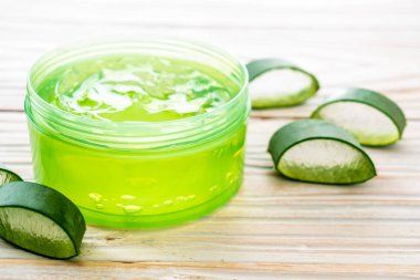 aloe vera jeli ve ahşap zemin dilimlenmiş.