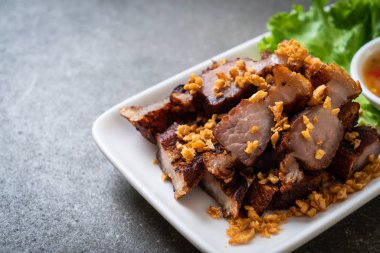Fried çizgili domuz eti veya gevrek domuz eti veya derin kızarmış domuz yağı sarımsak ile