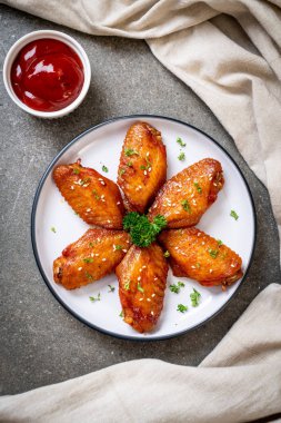 Beyaz susamlı ızgara tavuk kanadı.