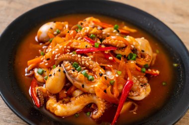 tavada kızartılmış ahtapot veya kalamar ile Kore baharatlı hamur (osam bulgogi) - Kore Gıda tarzı