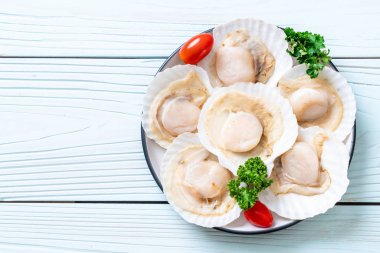 Ahşap tahta üzerinde taze kabuk tarak