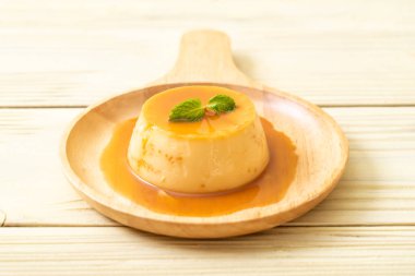 Naneli ev yapımı karamel kremalı puding.