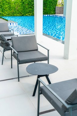 boş açık veranda güverte ve sandalye