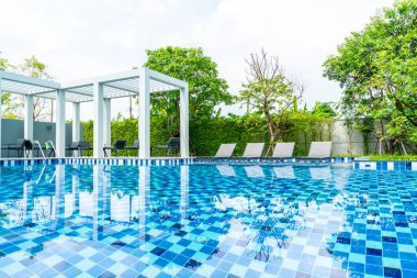 Otel ve tatil seyahat ve tatil için açık yüzme havuzunda havuzuyla yatak