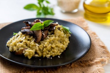 Pesto ve peynir ile ev yapımı Mantarlı Risotto
