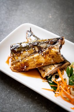 Teriyaki sosu - Japon yemekleri tarzı ile ızgara Saba Balık biftek