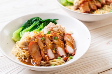 yumurta noodle ile kırmızı kavrulmuş domuz ve mantı - Asya gıda tarzı