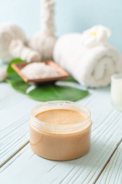 Ahşap zemin üzerine kurulmuş kaplıca tedavileri - Güzellik konsepti