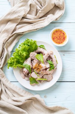 Soslu ve sebzeli haşlanmış balık sosu.