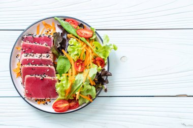 Taze ton balığı ve sebze salatası. Sağlıklı yemek.