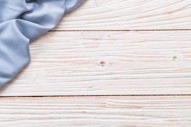 ahşap arka plan üzerinde mutfak bezi (peçete)