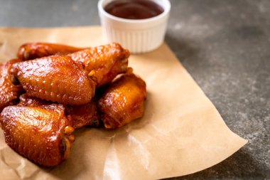 Barbekü tavuk kanadı sosu ile