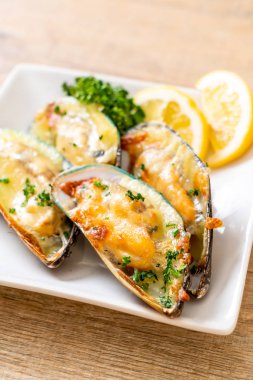 Peynirli taze midye.