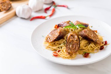 Sai Aua (Notrhern Tay acılı sosis) - Fusion gıda tarzı ile tavada kızartılmış spagetti