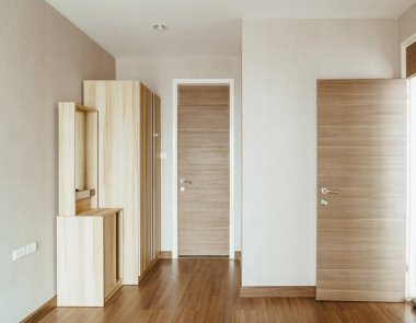 bir odada güzel ahşap dolap