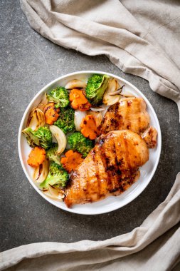 çukurunu tavuk göğsü biftek sebze (brokoli, havuç, soğan ile)