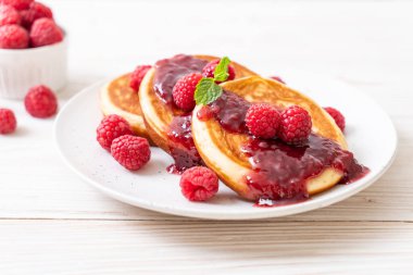 Taze ahududu ve frambuaz sos ile sufle gözleme