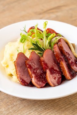 Kızarmış ördek göğsü sos, püre patates ve sebze ile