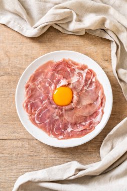 taze dilimlenmiş domuz ham yumurta pişirme veya shabu shabu ve sukiyaki yapma ile