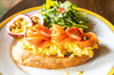 kek yumurta salatası tost ile somon füme