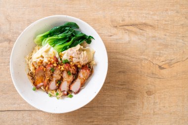 yumurta noodle ile kırmızı kavrulmuş domuz ve mantı - Asya gıda tarzı