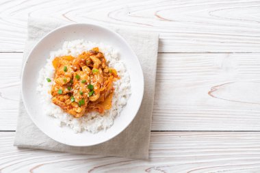 Pirinçli kimchi ve domuz kızartması. Kore usulü.