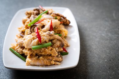 Karıştırılmış kalamar ya da tuzlu yumurtalı ahtapot - Asya deniz ürünleri tarzı