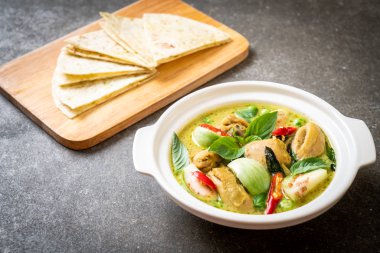 Roti ve yeşil köri tavuk - Müslüman gıda