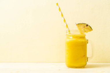 Tahta masada taze ananas suyu bardağı - Sağlıklı içecek