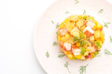 Beyaz arka planda yaban mersinli karışık meyve salatası (elma, mısır, papaya, ananas)