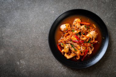 tavada kızartılmış ahtapot veya kalamar ile Kore baharatlı hamur (osam bulgogi) - Kore Gıda tarzı