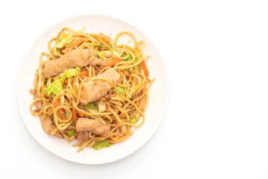 tavada kızartılmış yakisoba noodle beyaz arka plan üzerinde izole domuz eti ile