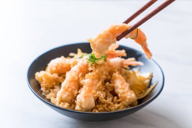 kızarmış karides tempura üzerinde beyaz surat - Japon yemekleri stil tepesinde