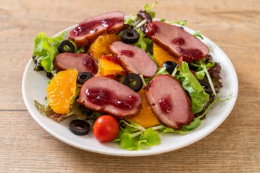 Izgara ördek göğsü sebze salatası ile