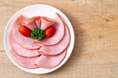 tabağa dilimlenmiş jambon füme