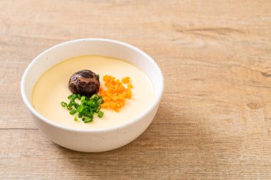 sebze, mantar ve havuç ile ev yapımı haşlanmış yumurta