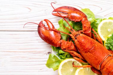 taze Haşlanmış istakoz sebze ve limon ile